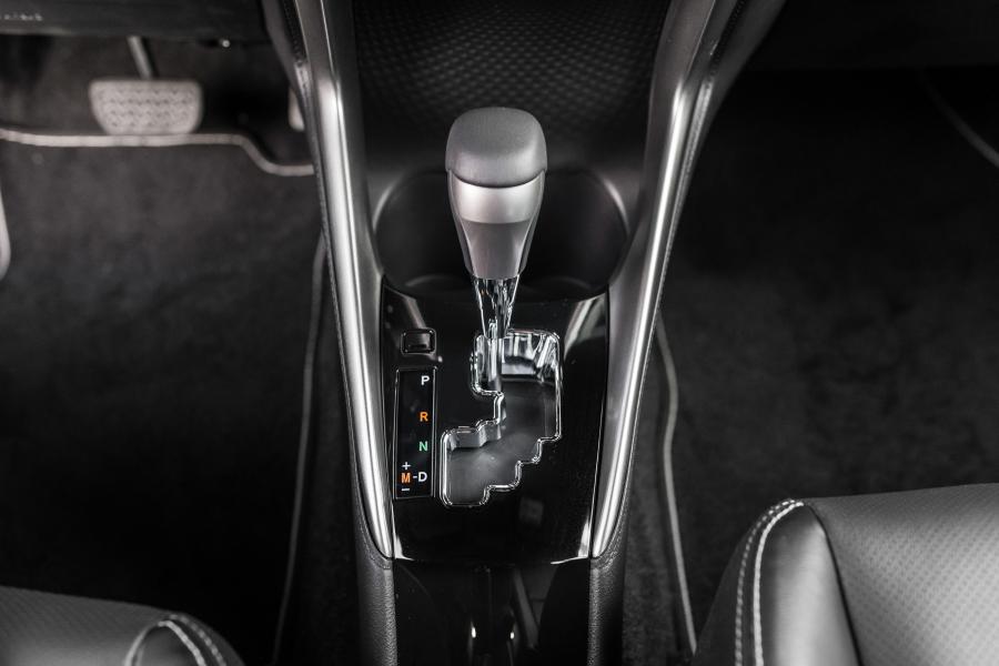 Детали интерьера Toyota Yaris XLS Hatchback 2018 года  (LA) (фото 12 из 30)
